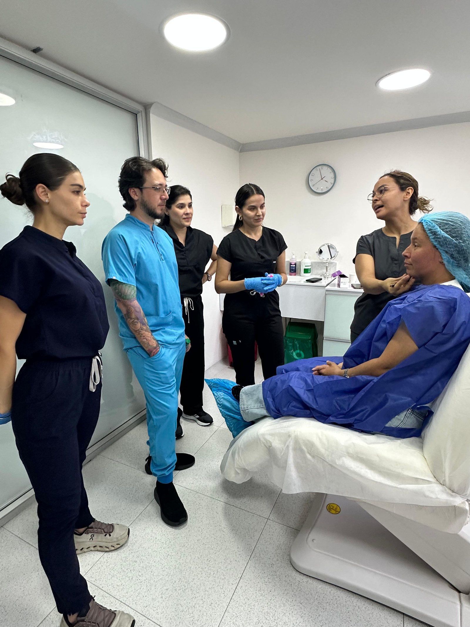 Dr. Luis Alberto Parra enseñando en práctica supervisada